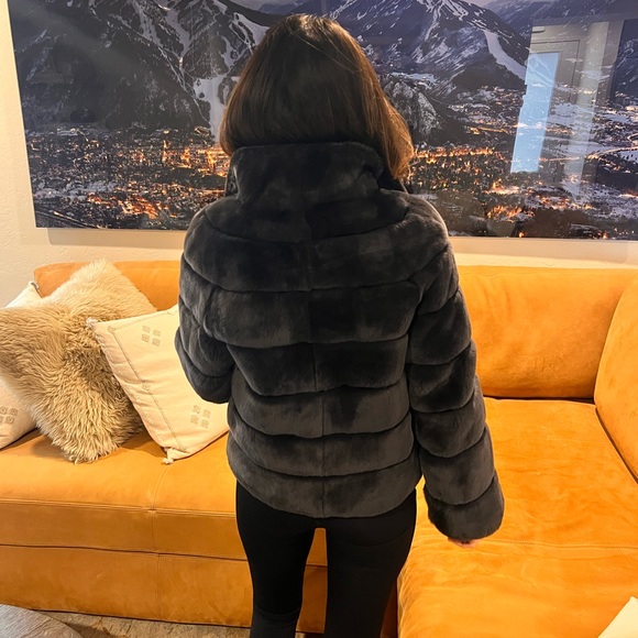 Suprema | NEW Fur Coat Size 40 ♥️Price Firm♥️ - Picture 6 of 10